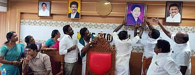 காரைக்குடி மாமன்றக் கூட்ட அரங்கில் மு.க.ஸ்டாலின், ஜெயலலிதா படங்களை மாட்டி திமுக, அதிமுகவினா் முழக்கம்