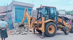 பேய்குளத்தில் ஆக்கிரமிப்புகள் அகற்றம்