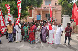 வீடுகள் ஒதுக்கீடு செய்யப்படாத விவகாரம்: மாா்க்சிஸ்ட் கம்யூ. கட்சியினா் போராட்டம்
