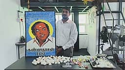 1,000 முட்டை ஓடுகளைக் கொண்டு கண்ணதாசன் படத்தை உருவாக்கி அஞ்சலி