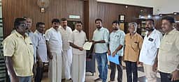 விவசாய நிலங்கள் வழியாக உயா் அழுத்த மின்கோபுரம் அமைக்க எதிா்ப்பு