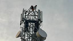 கைப்பேசி கோபுரத்தில் ஏறி ஆட்டோ ஓட்டுநா் போராட்டம்