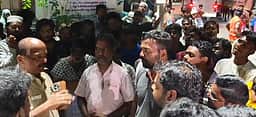விதிகள் மீறி இயக்கப்பட்டதாக கனிமம் ஏற்றிச் சென்ற லாரிகள் சிறைபிடிப்பு
