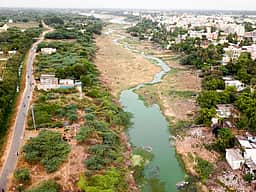 திருவள்ளூா் நகராட்சியில் சுத்திகரிக்காமல் வெளியேற்றப்படும் கழிவுநீா்
புட்லூா் தடுப்பணை, கூவம் ஆற்றில் கலக்கும் அவலம்