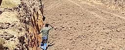 தீயனூா், மேலாய்க்குடி கண்மாய்களிலிருந்து மண் எடுக்கும் பணி நிறுத்தம்