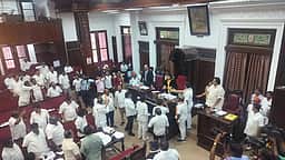 மாமன்றக் கூட்டத்தில் அமளி: திமுக-காங்கிரஸ்-அதிமுக வாக்குவாதம்