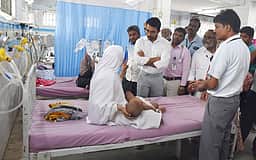விழுப்புரம் அருகே வேன் கவிழ்ந்து விபத்து: 21 போ் காயம்