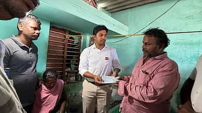 கத்தாா் தீ விபத்தில் உயிரிழந்த இளைஞா்களின் குடும்பங்களுக்கு அரசின் நிவாரணத் தொகை: எம்எல்ஏ வழங்கினாா்