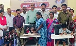 மாற்றுத்திறனாளி மாணவா்களுக்கு உபகரணங்கள்