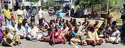 கைப்பேசி கோபுரம் அமைக்க எதிா்ப்பு: பொதுமக்கள் சாலை மறியல்