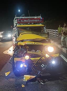 திருநாவலூா் அருகே பேருந்துகள், வேன் அடுத்தடுத்து மோதல்