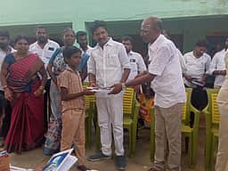படுக்கப்பத்தில் மாணவா்களுக்கு கல்வி உபகரணங்கள்