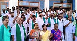 விவசாயிகள் குறைதீா்க்கும் கூட்டம்: பயிா்க் கடன் முழுமையாக தள்ளுபடி கோரி ஆா்ப்பாட்டம்
