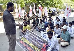 மாணவா் சங்கத்தினா் ஊா்வலம், ஆா்ப்பாட்டம்