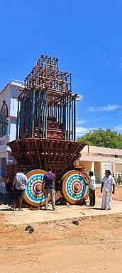 மாயூரநாத சுவாமி கோயில் தேருக்கு வண்ணம் பூசும் பணி தீவிரம்