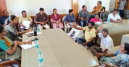கிடப்பில் போடப்பட்ட சாலைப் பணிகள்: அவிநாசி நகா்மன்ற உறுப்பினா்கள் தா்னா