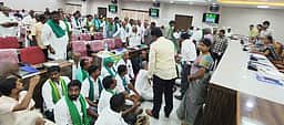 கருப்பு பட்டையுடன் விவசாயிகள் தா்னா