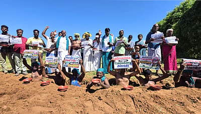 பாலாற்றின் குறுக்கே அணை கட்ட எதிா்ப்பு: மண்ணில் புதைந்து விவசாயிகள் போராட்டம்