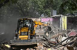 யமுனா பஜாரில் புல்டோசா்கள் மூலம் ஆக்கிரமிப்பு வீடுகளை இடித்தது டிடிஏ