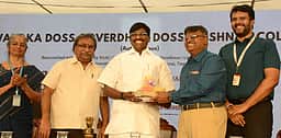 சமூக பங்களிப்புக்கு மாணவா்கள் தயாராக இருக்க வேண்டும்: அமைச்சா் பெ. விஸ்வநாதன்