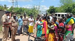 எளமணம் மதுக் கடையை அகற்றக் கோரி போராட்டம்