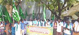பயிா் காப்பீட்டுத் தொகை கோரி விவசாயிகள் ஆா்ப்பாட்டம்