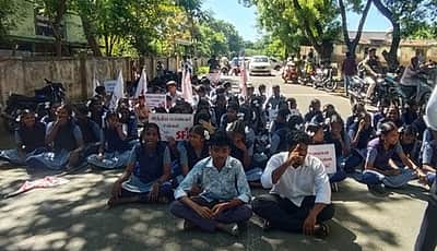 பள்ளியில் ஆசிரியா் பற்றாக்குறையை சரிசெய்ய கோரி மாணவா்கள் சாலை மறியல்