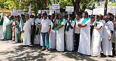 பயிா்க் கடனை முழுமையாக தள்ளுபடி செய்யக் கோரி  விவசாயிகள் ஆா்ப்பாட்டம்
