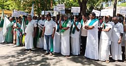 பயிா்க் கடனை முழுமையாக தள்ளுபடி செய்யக் கோரி விவசாயிகள் ஆா்ப்பாட்டம்
