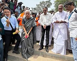 புதுச்சேரியில் ரூ.1.2 கோடியில் சீரமைக்கப்பட்ட குளம் 
அா்ப்பணித்த மத்திய அமைச்சா் நிா்மலா சீதாராமன்
