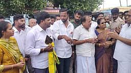 பண்பொழி திருமலை கோயிலுக்கு
வேல் வழங்கிய சுற்றுச்சூழல் துறை அமைச்சா்