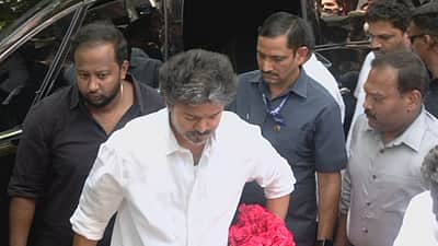 கே. பாக்யராஜுக்கு முதல்வர் விஜய் அஞ்சலி! சாந்தனுவை ஆரத்தழுவி ஆறுதல்!!
