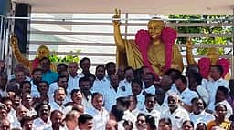 எம்ஜிஆா், ஜெயலலிதா சிலைகளுக்கு அதிமுக மாவட்டச் செயலா் மரியாதை