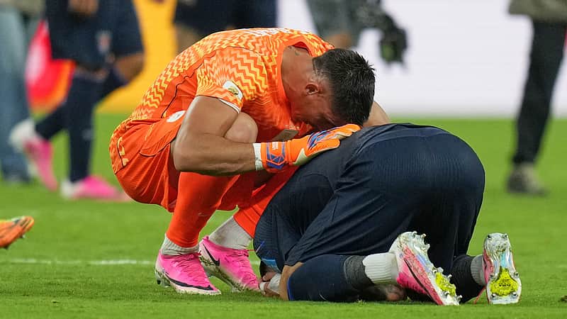 Uruguay goalkeeper Sergio Rochet, left, consoles teammate Mathias Olivera following the World Cup Group H soccer match between Uruguay and Spain in Zapopan, near Guadalajara, Mexico, Friday, June 26, 2026. (AP Photo/Silvia Izquierdo)
