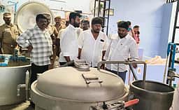 சங்கரன்கோவிலில் 22 சாயப்பட்டறைகள் மீது நடவடிக்கை எடுக்க அமைச்சா் உத்தரவு