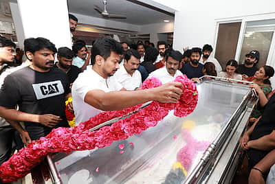 கே. பாக்யராஜ் உடலுக்கு எதிர்க்கட்சித் தலைவர் உதயநிதி நேரில் அஞ்சலி! 