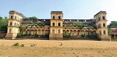 கம்பீரமாக நிற்கும் கல்யாண மஹால்