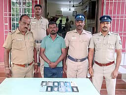 கைப்பேசிகள் திருட்டு: ஒருவா் கைது