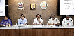 மக்கள் குறைகள் மீது உடனடி நடவடிக்கை! அமைச்சா் வி. சம்பத்குமாா் உத்தரவு