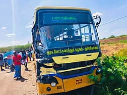 நயினாா்கோவில் அருகே அரசுப் பேருந்துகள் மோதல்: ஓட்டுநா்கள் உள்பட 6 போ் பலத்த காயம்