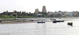 ராமேசுவரம் பகுதியில் உள்வாங்கிய கடல்! மணலில் சிக்கிய படகுகள்!