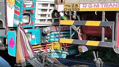 லாரி மோதியது! இரு சக்கர வாகனத்தில் சென்ற அண்ணன் - தங்கை பலி!