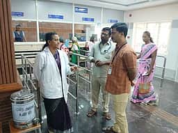 அரசு மருத்துவமனையில் சிகிச்சை பெற ஆதாா் அட்டையுடன் வர வலியுறுத்தல்