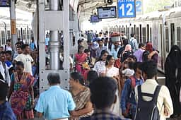 சென்ட்ரல் ரயில் நிலையத்தில்
அலைமோதிய பயணிகள் கூட்டம்
