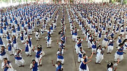 ஒரே நேரத்தில் 1,450 மாணவிகள் பரதநாட்டியம்: இசைப் பள்ளி மாணவா் சோ்க்கை விழிப்புணா்வு