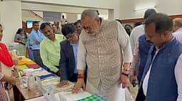 கோவையில் ஜவுளி தொழில் துறையினருடன் மத்திய அமைச்சா் கிரிராஜ் சிங் ஆலோசனை