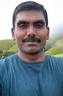 காா் மீது லாரி மோதியதில் தந்தை, மகள் உயிரிழப்பு! தாய், மகன் படுகாயம்!