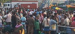 விலை உயா்ந்தாலும் ஆா்வமுடன் மீன்கள் வாங்கிய மக்கள்