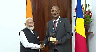 பிரதமர் மோடிக்கு செஷல்ஸ் நாட்டின் உயரிய விருது வழங்கி கௌரவிப்பு
