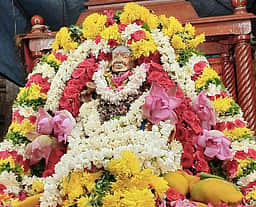 திருவானைக்காவலில் காரைக்கால் அம்மையாா் மாங்கனி திருவிழா